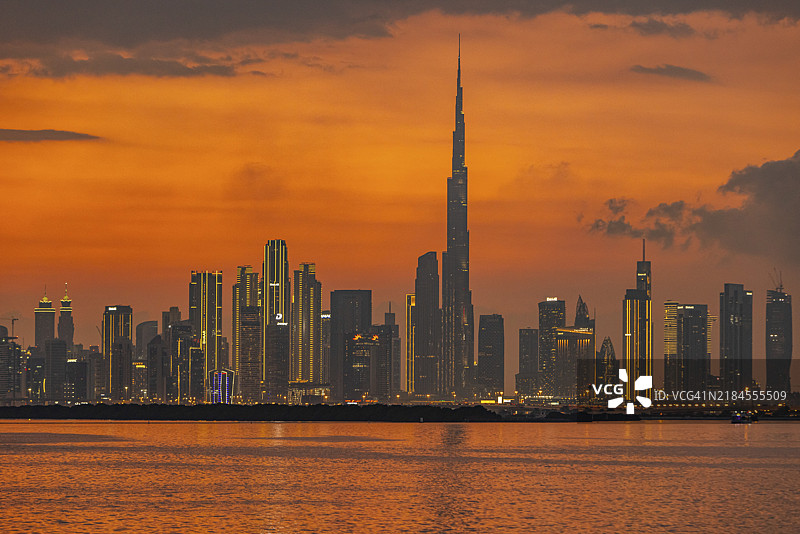 迪拜天际线前的日落，迪拜溪港，阿拉伯联合酋长国，亚洲图片素材
