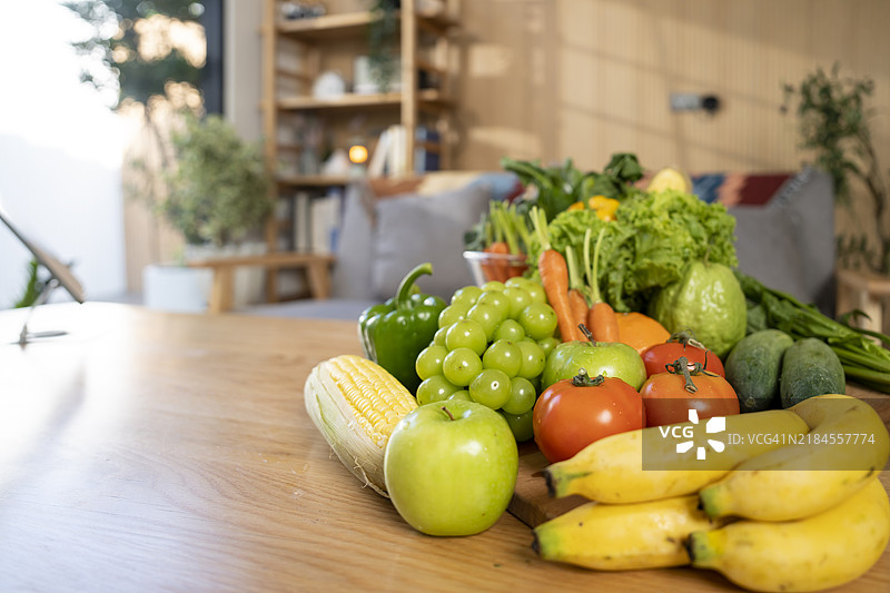 厨房的桌子上摆放着健康食品图片素材