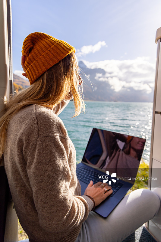 数字游牧者享受房车生活图片素材