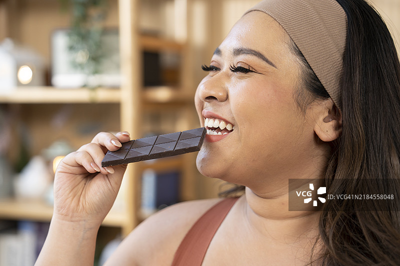 女人咬了一口巧克力图片素材