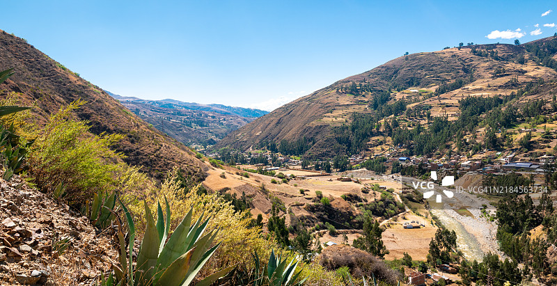 位于秘鲁华拉斯黑白山脉附近河岸的村庄图片素材
