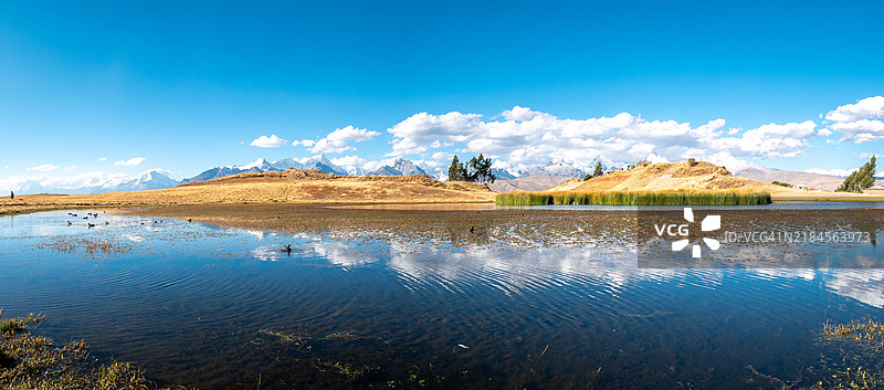 威尔卡乔查湖的观景点,位于黑山脉,是华亚拉斯胡安卡维利斯山谷中观察白山脉的最佳自然观景点之一,位于秘鲁安卡什地区。图片素材