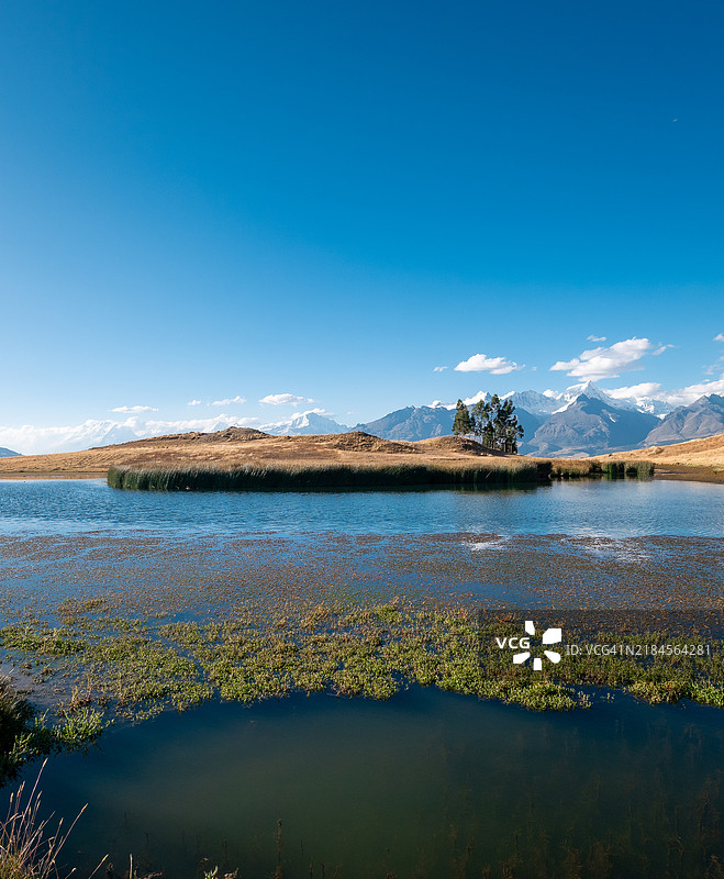 威尔卡乔查湖的观景点,位于黑山脉,是华亚拉斯胡安卡维利斯山谷中观察白山脉的最佳自然观景点之一,位于秘鲁安卡什地区。图片素材