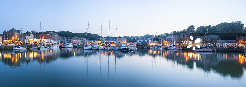 康沃尔，黄昏时分的波尔佩罗村景观图片素材