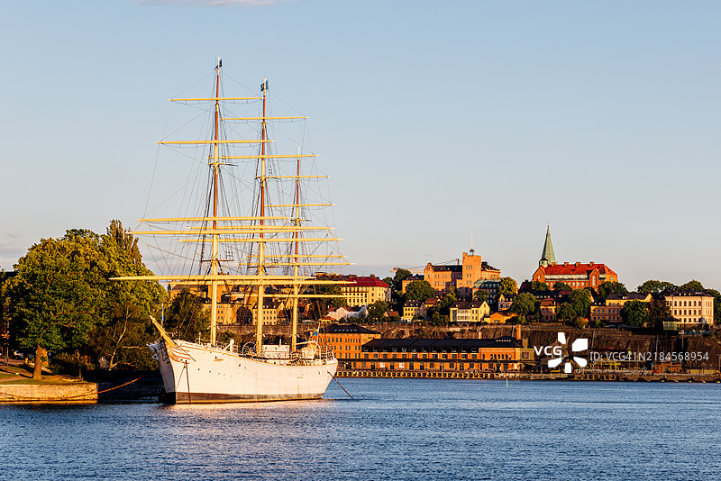 瑞典斯德哥尔摩的城市风景，阳光明媚的日子里有一艘历史悠久的老船图片素材