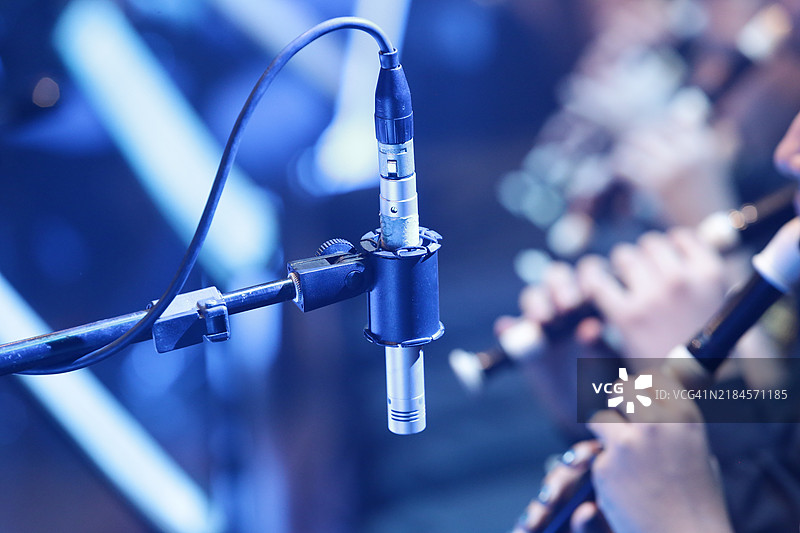 在录制长笛合唱时的麦克风细节图片素材