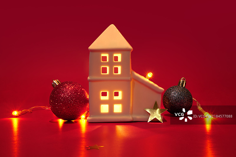 一个温馨的装饰房屋，点缀着彩灯和圣诞装饰球图片素材