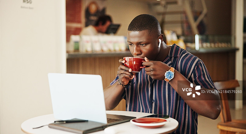 创意男士，笔记本电脑和咖啡休息，戴着耳机，互联网机构和研究创意。咖啡馆里的男士，企业家或品牌顾问，进行项目、提案和在线远程自由职业创业。图片素材