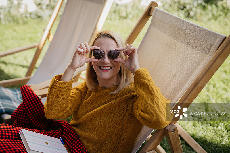 摆姿势与饼干合影图片素材