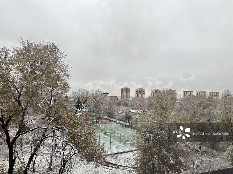 哈萨克斯坦的树木与建筑在天空下图片素材