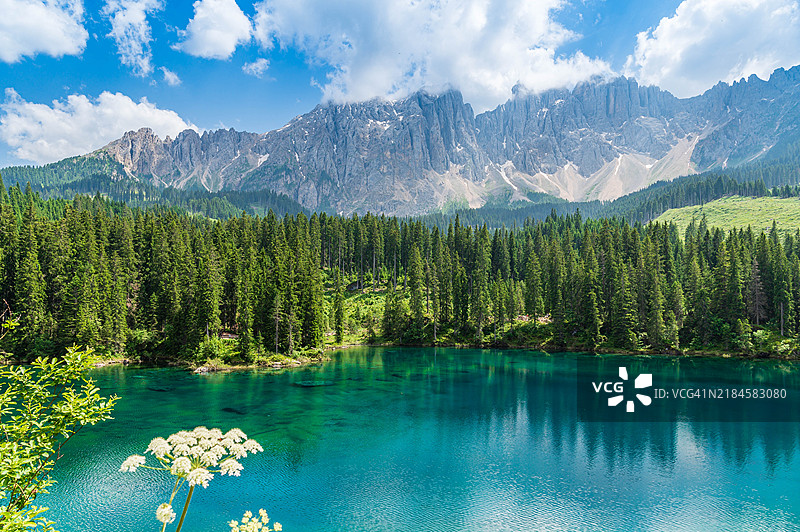 湖泊与山脉在天空下的美丽景色图片素材