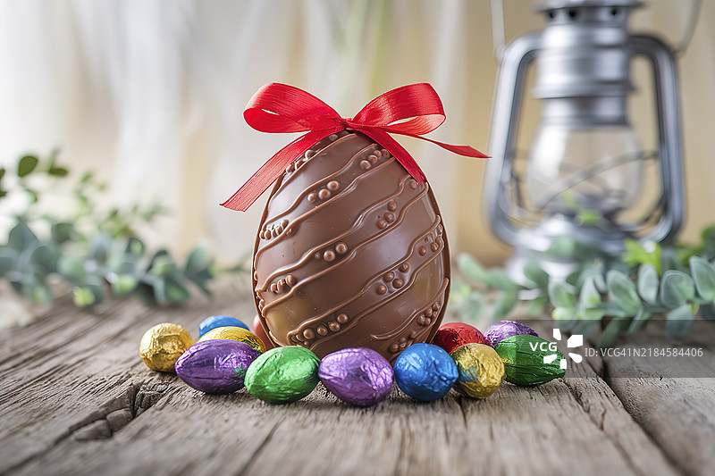 一张质朴的木质表面，上面放着几个巧克力复活节彩蛋图片素材