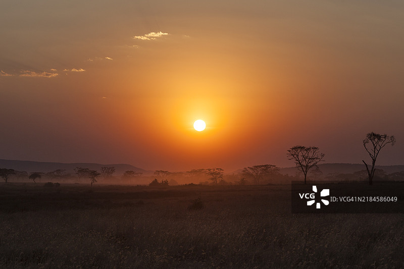 橙色天空下的田野美景图片素材