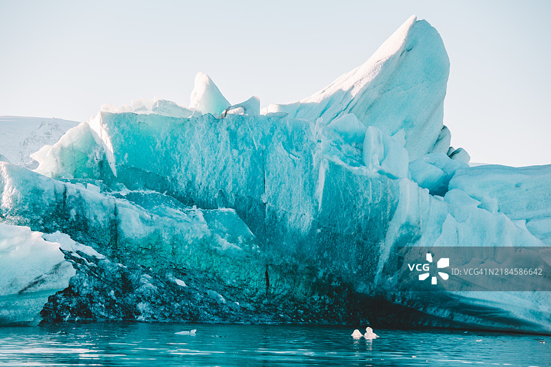 冰冻湖泊与天空的美丽景色图片素材