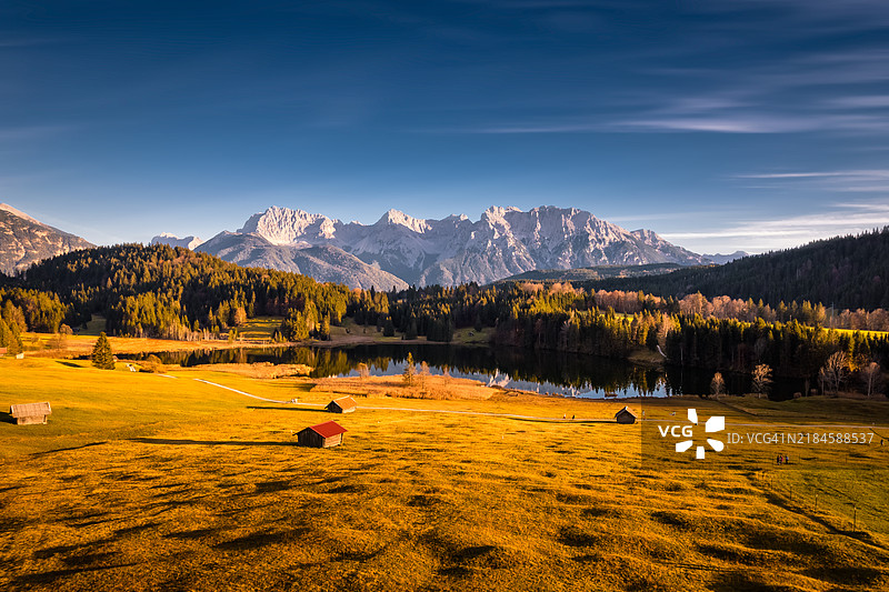 田野与天空的美丽景色图片素材
