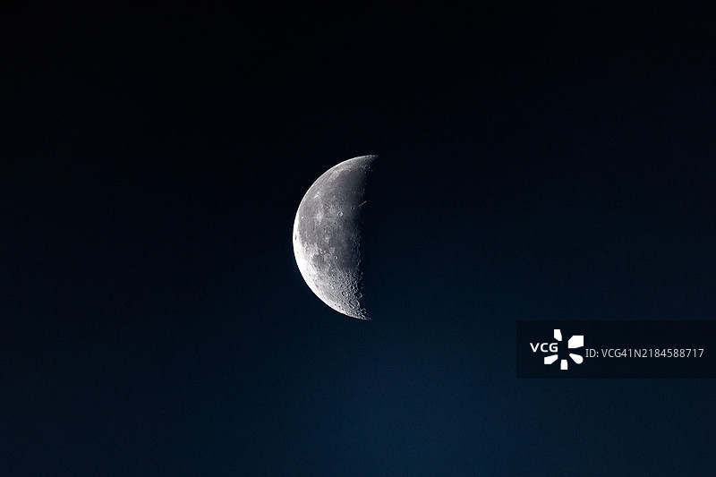 夜空中低角度视图的月亮，波兰图片素材