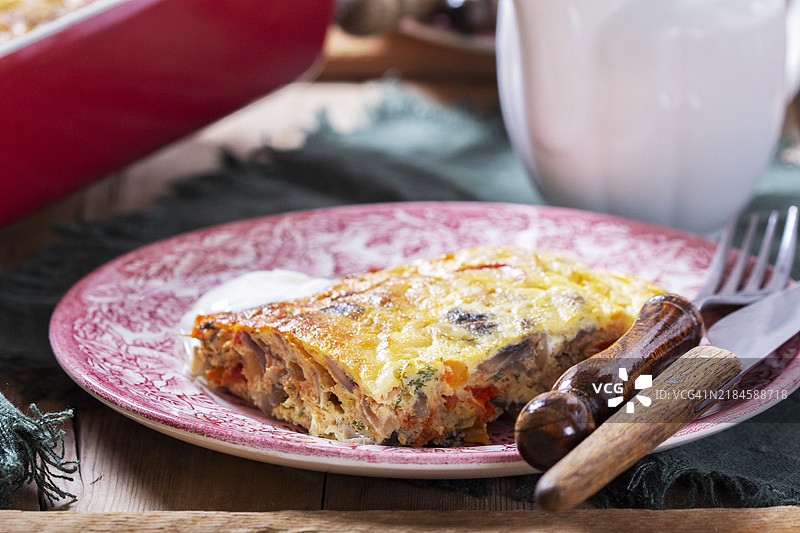 木制背景上的烤蔬菜蛋饼，配以酸奶油，摩尔多瓦图片素材