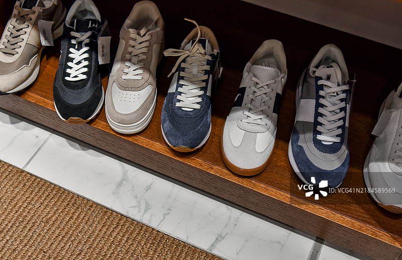 时尚商店货架上陈列的男士复古休闲运动鞋图片素材
