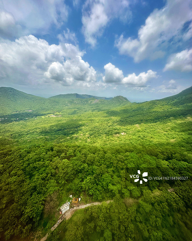 印度古吉拉特邦朱纳格德的天空下的风景如画的景观图片素材