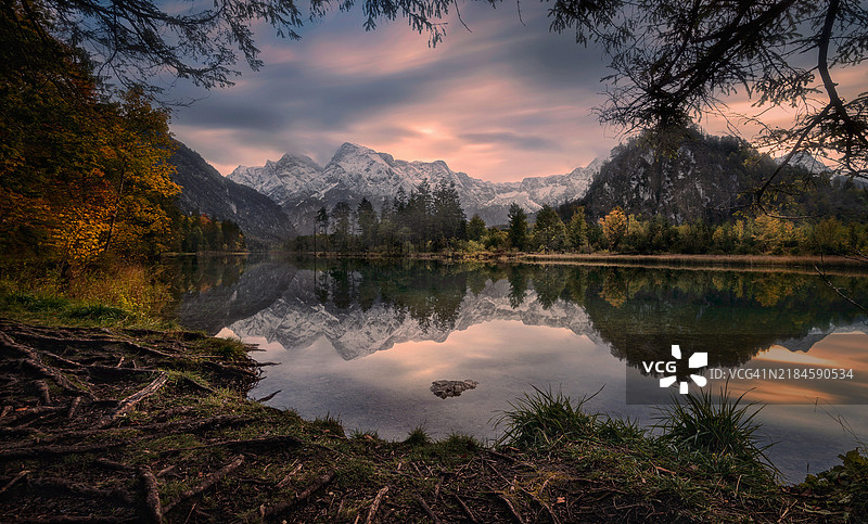 日落时分，阿尔姆湖与天空的美丽景色，萨尔茨卡默古特，奥地利图片素材