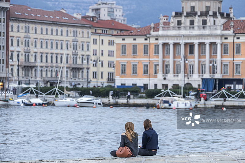 Molo Audace，年轻女性在码头上图片素材