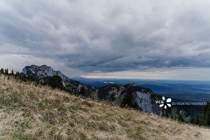 从布劳内克拍摄的夕阳与戏剧性的云彩，映照在山谷中。图片素材