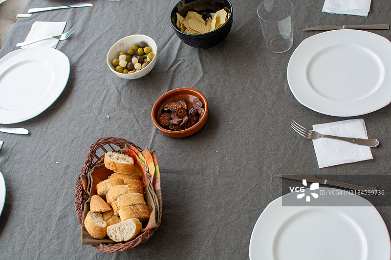 西班牙风格的桌子，上面有面包、香肠和橄榄图片素材
