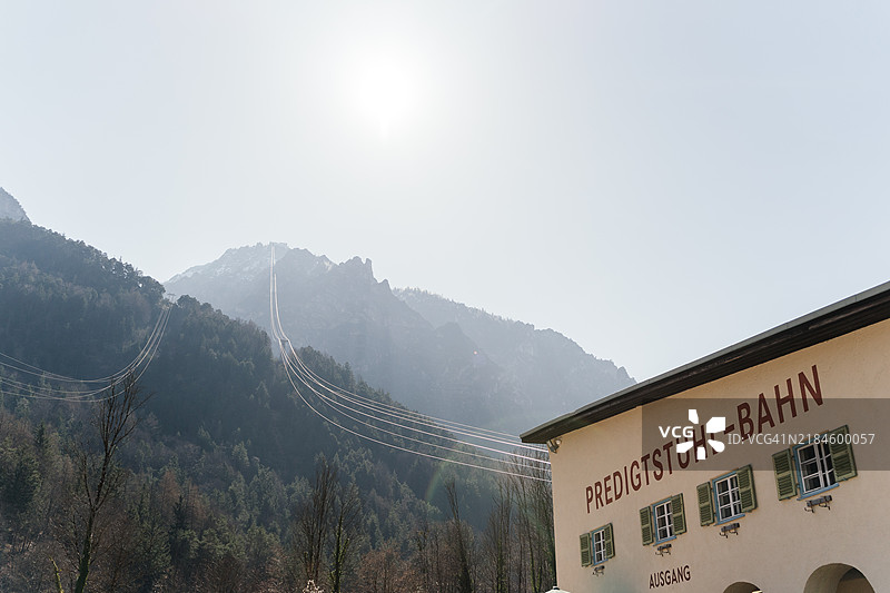 Predigtstuhl缆车大楼与缆车的缆索以及山顶可见图片素材