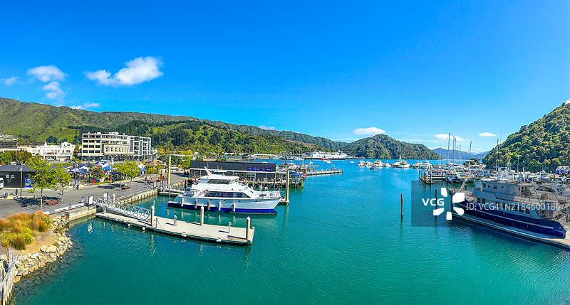 从皮克顿的桥顶俯瞰码头和山丘的景色图片素材