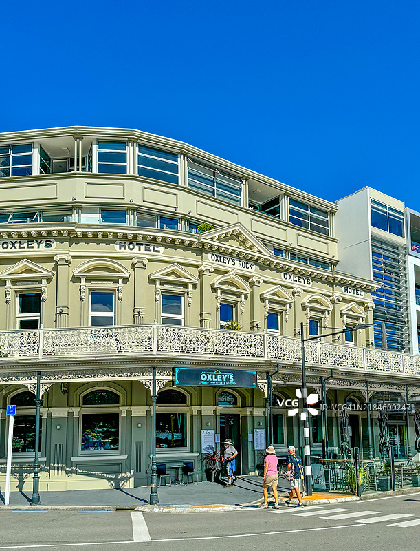 人们在皮克顿的历史性奥克斯利大楼附近过马路图片素材