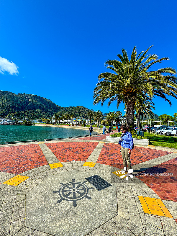 女人在皮克顿的人行道上阅读海洋标志图片素材