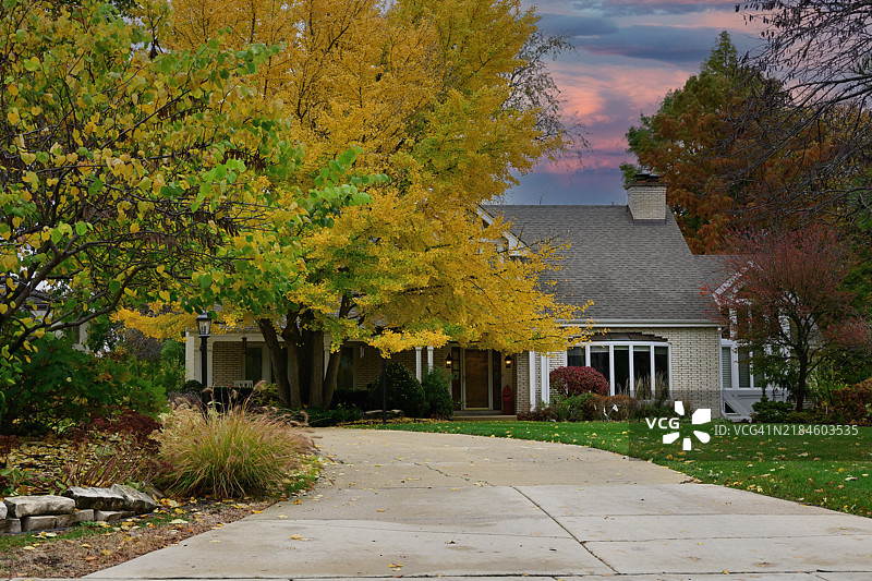 秋季郊区住宅上方的云彩正在消散图片素材