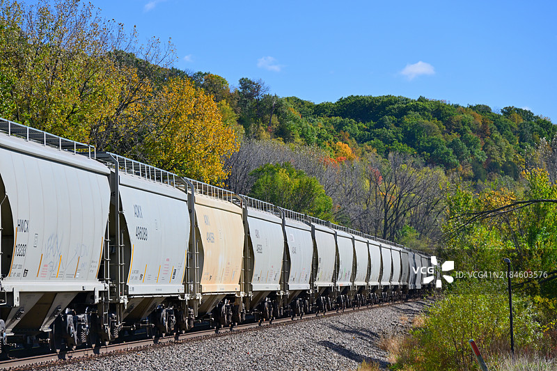 秋季收获时的粮食列车图片素材