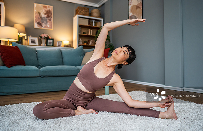女性在做瑜伽练习图片素材