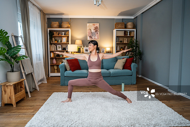 女性在练习瑜伽图片素材