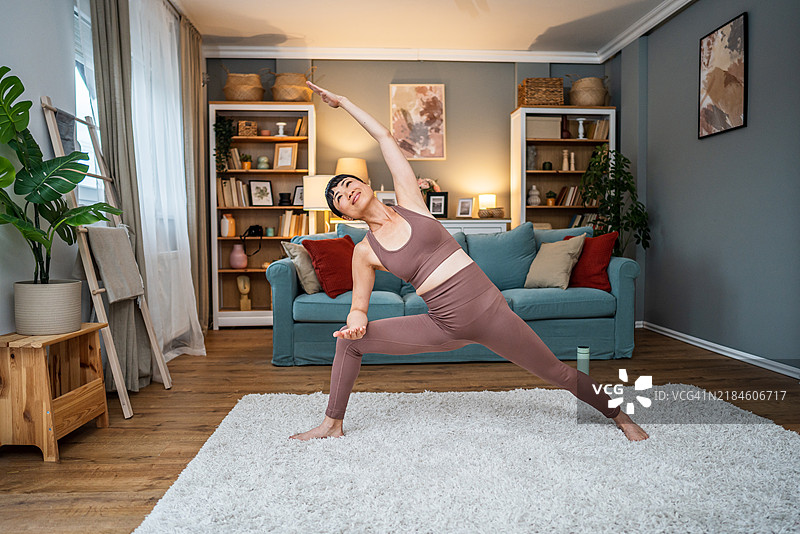 在家练习瑜伽的女性图片素材