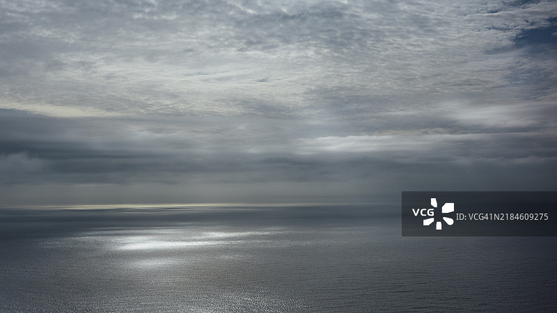 阴云密布的天空与深色海洋图片素材