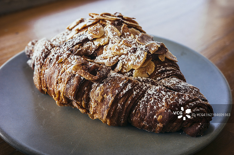 盘子里的杏仁可颂特写图片素材