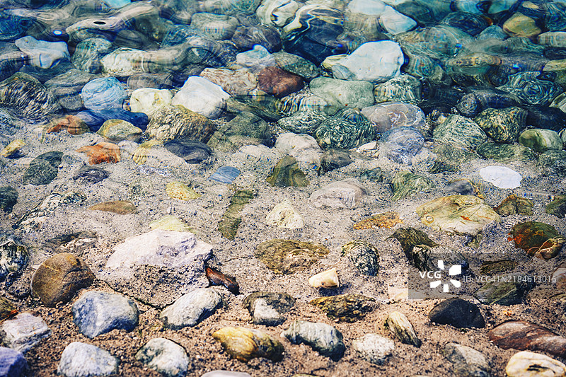 清澈的水面下五彩斑斓的石头图片素材