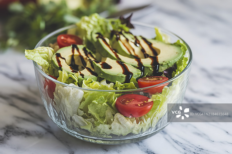 一个装满生菜沙拉的玻璃碗的照片图片素材