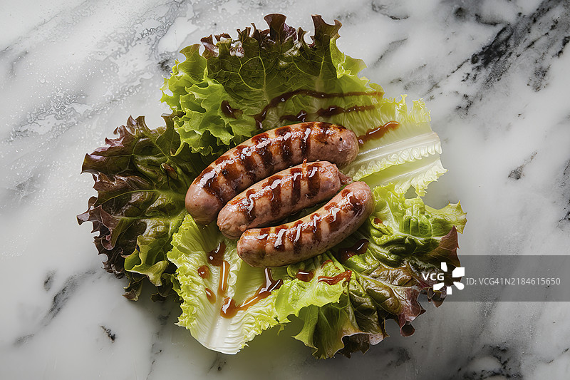 生菜叶上的烤香肠照片图片素材