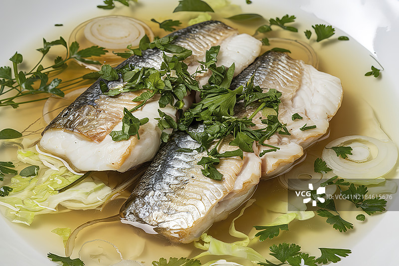 一张煎鱼片放在清汤中的照片图片素材