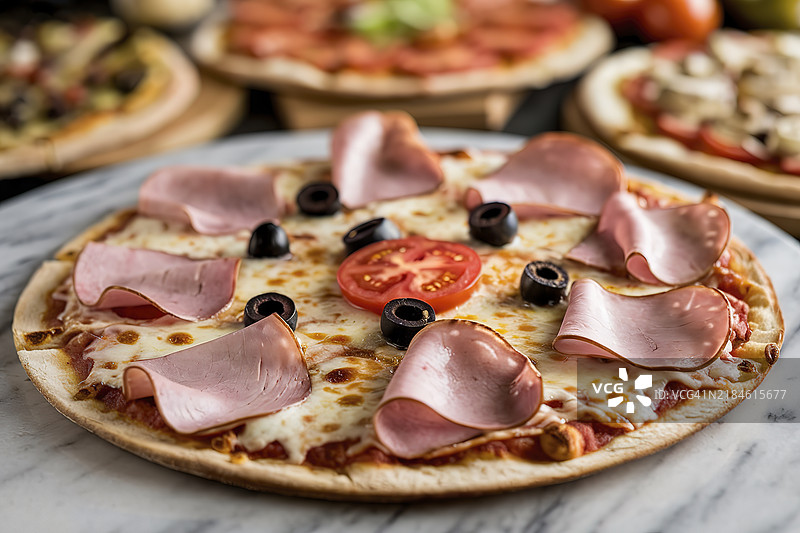一张配有火腿的比萨饼照片图片素材