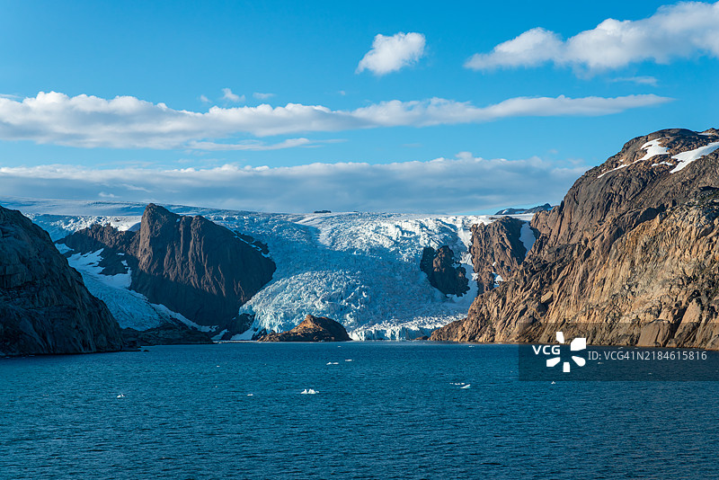 雪山映衬下的海洋美景与天空图片素材