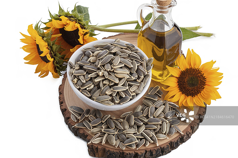 葵花籽油和葵花籽在白色背景上分开展示图片素材