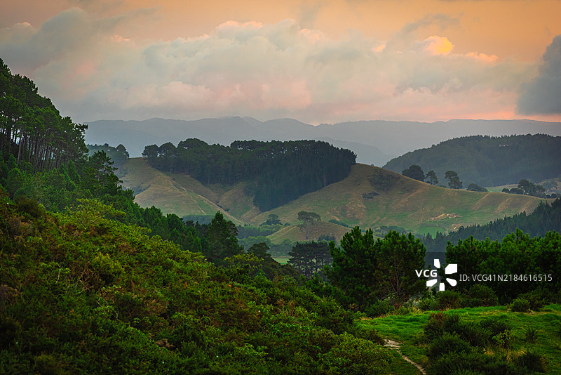 黄昏时分，塔波湖，新西兰山顶的美丽景色图片素材