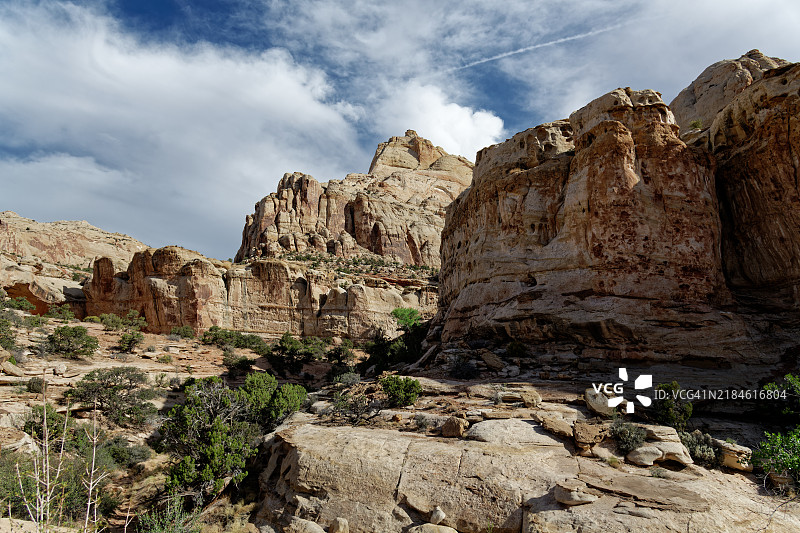 在美国犹他州的首都礁国家公园，漫步于希克曼桥小径时让我眼睛游离。图片素材