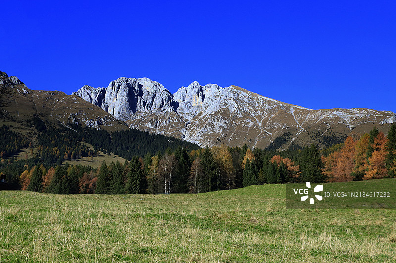 阿尔德西奥，伦巴第，意大利，清澈蓝天下的山脉美景图片素材