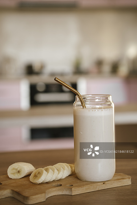厨房台面上的香蕉奶昔与胶原蛋白特写镜头图片素材