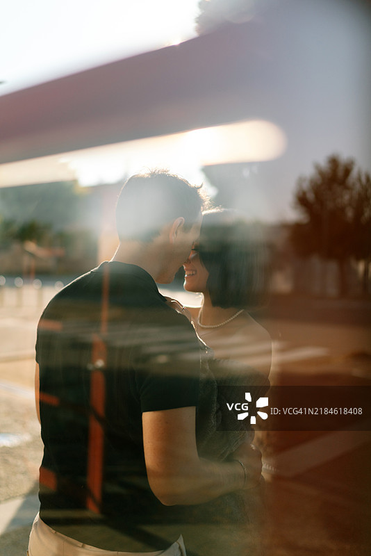 男子背对着镜头站在路上图片素材